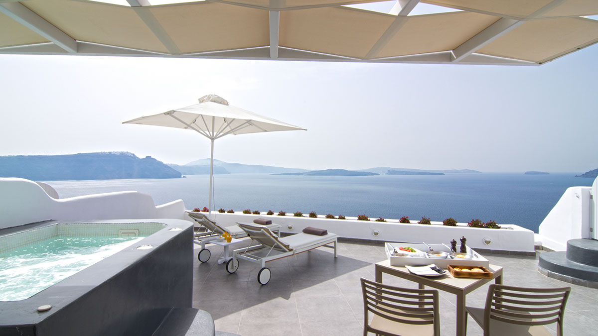 Absolute Suite with Private Hot Tub & Caldera View